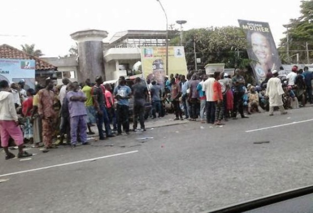 Crowd waiting outside President Bola Tinubu's Bourdillon Road house for Christmas palliative